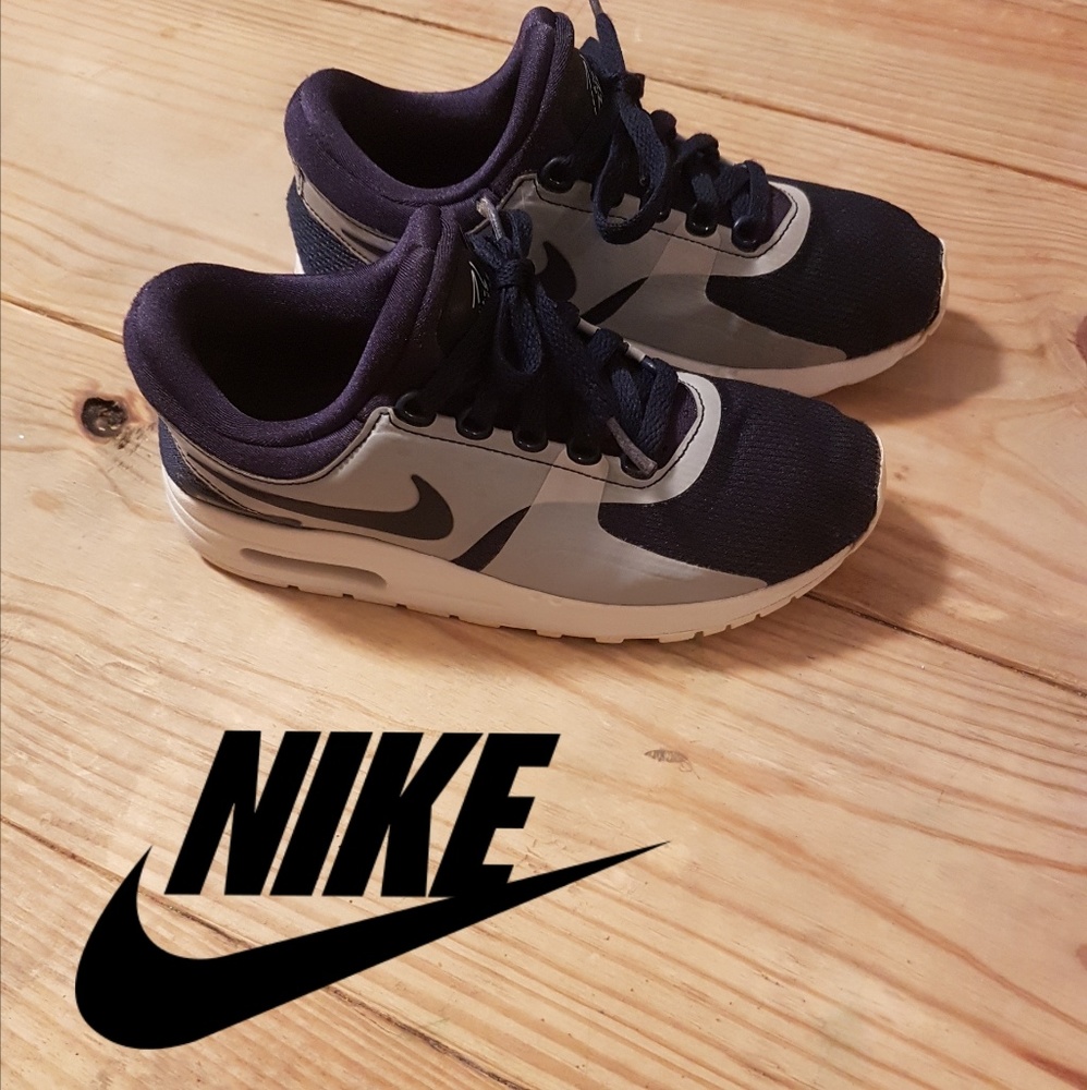 NIKE Air Max Zero Essential Kid's Size 3.5